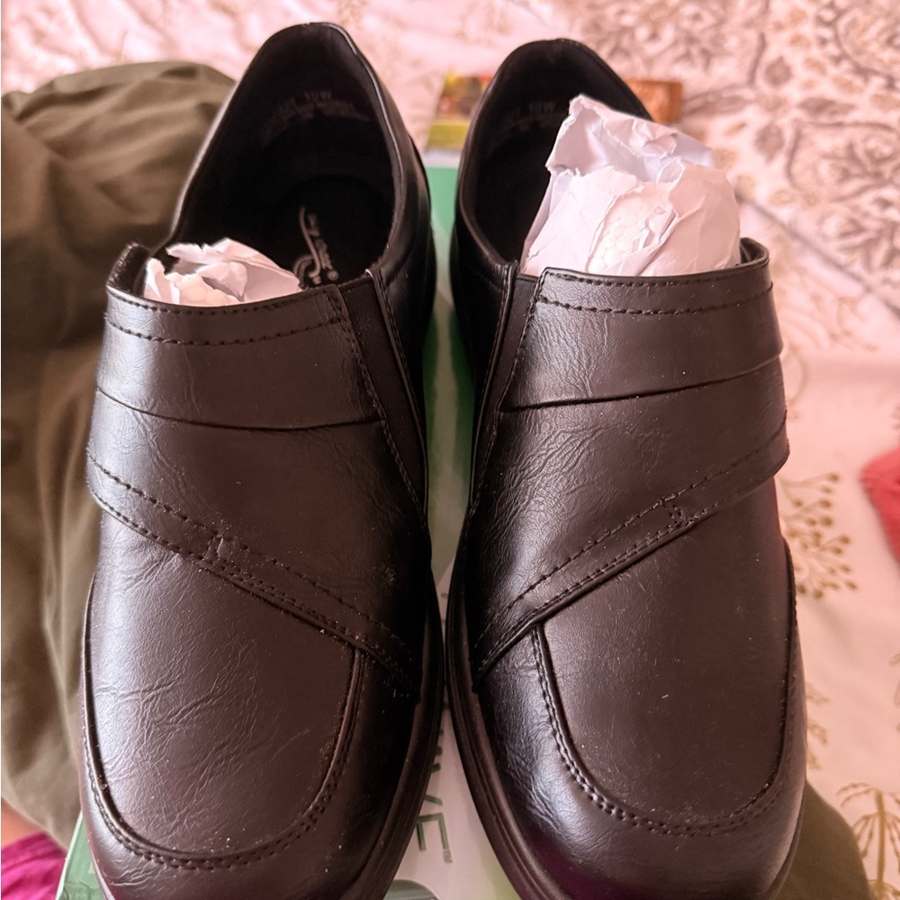 easy street Black Women's Slip-On Loafers